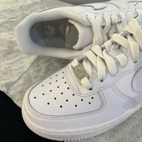 Nike shoes - Picture 4 of 5